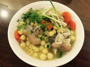 Chân giò hầm hạt sen