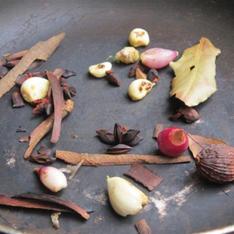 Cách làm chân giò hầm ngũ vị