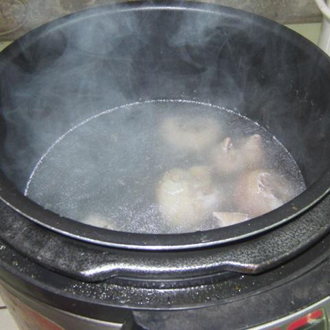 Cách làm chân giò hầm thuốc bắc