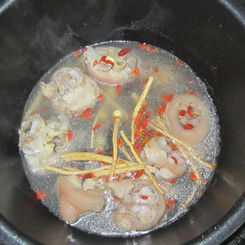 Cách làm chân giò hầm thuốc bắc