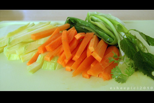 Chân giò hun khói cuộn xoài xanh