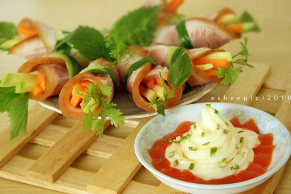 Chân giò hun khói cuộn xoài xanh