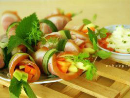 Chân giò hun khói cuộn xoài xanh