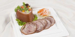 Chân giò nấu nước tương