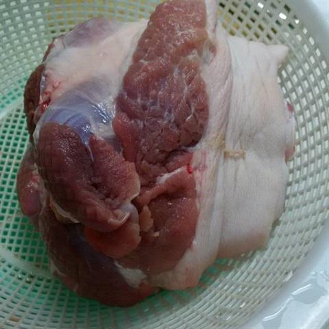 Cách làm chân giò quay kiểu Đức