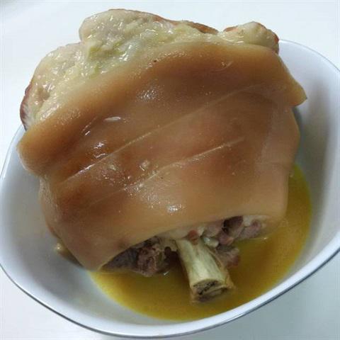 Cách làm chân giò quay kiểu Đức