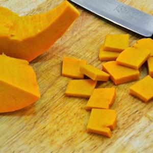 Cách làm cháo cá hồi bí đỏ