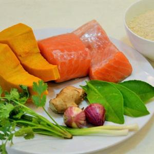 Cách làm cháo cá hồi bí đỏ