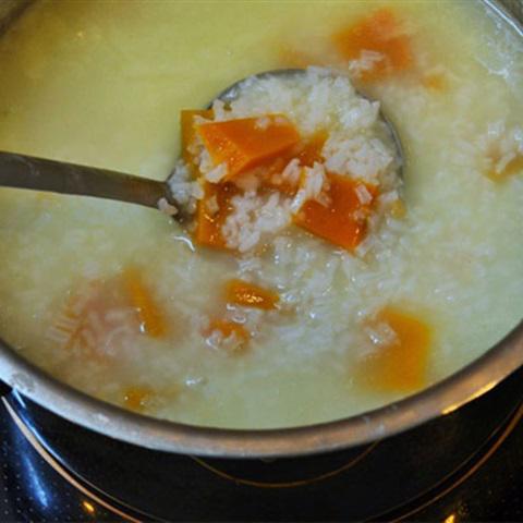 Cách làm cháo cá hồi bí đỏ
