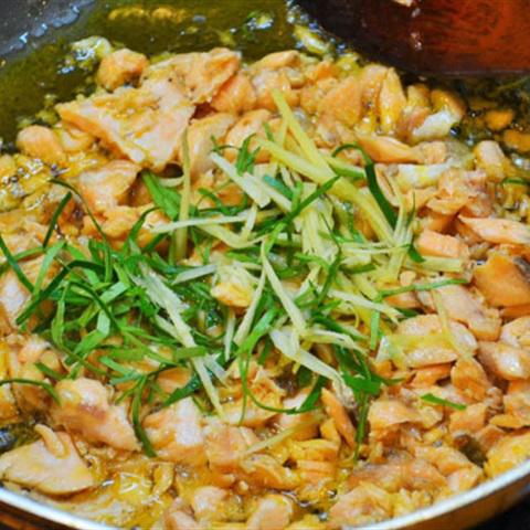 Cách làm cháo cá hồi bí đỏ