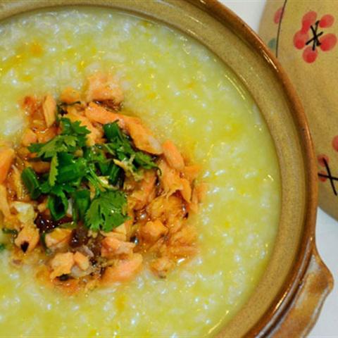Cách làm cháo cá hồi bí đỏ