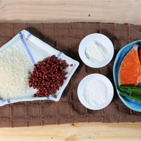 Cách làm cháo cá hồi đậu đỏ cho bé