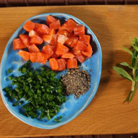 Cách làm cháo cá hồi đậu đỏ cho bé