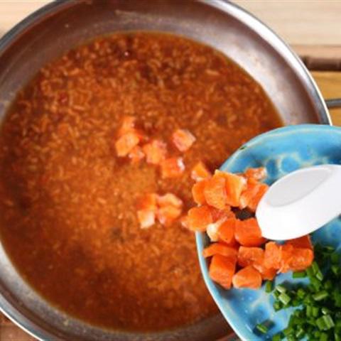 Cách làm cháo cá hồi đậu đỏ cho bé