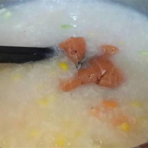 Cách làm cháo cá hồi màu sắc