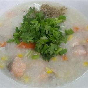 Cách làm cháo cá hồi màu sắc