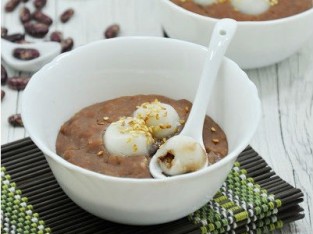 Cháo đậu đỏ bánh trôi