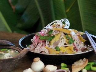 Cháo gà gỏi bắp chuối cho bữa sáng cuối tuần