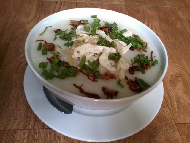 Cháo gà nóng cho bữa sáng ấm bụng