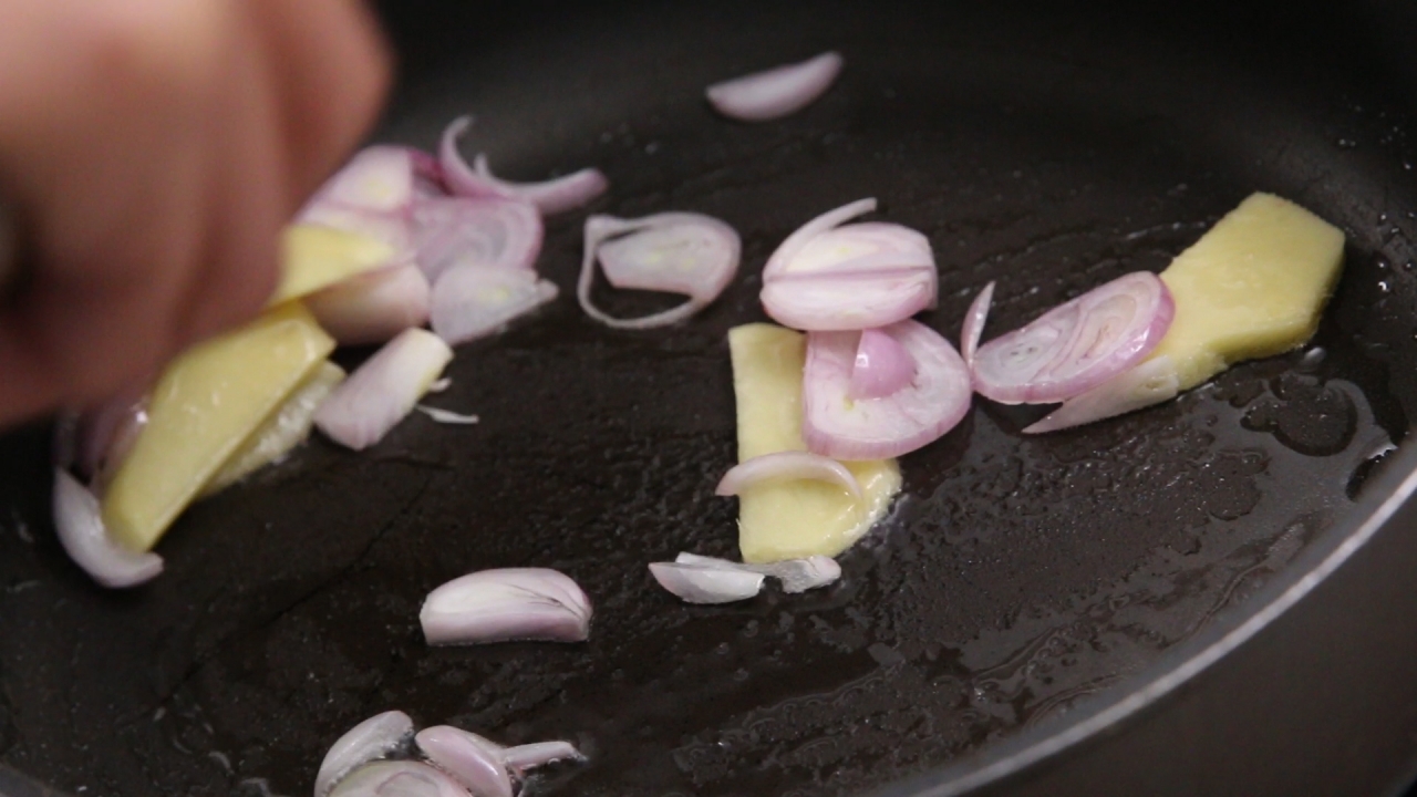 Cháo sườn heo cá khô nấu đậu phộng thơm ngon cho ngày bạn chán cơm