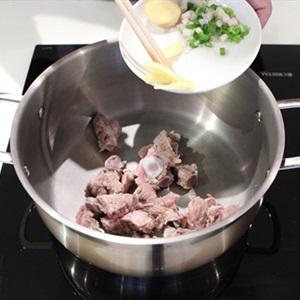 Cách làm cháo sườn khoai môn
