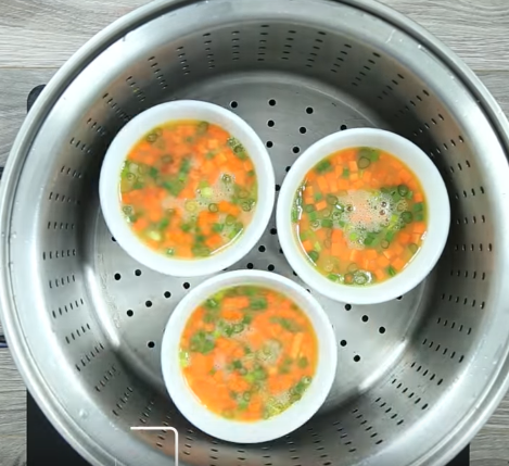 Chảy nước miếng với gà nướng ngũ vị ngon mềm, vàng óng