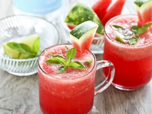 Chế biến món nước soda dưa hấu và chanh xua tan cái nóng