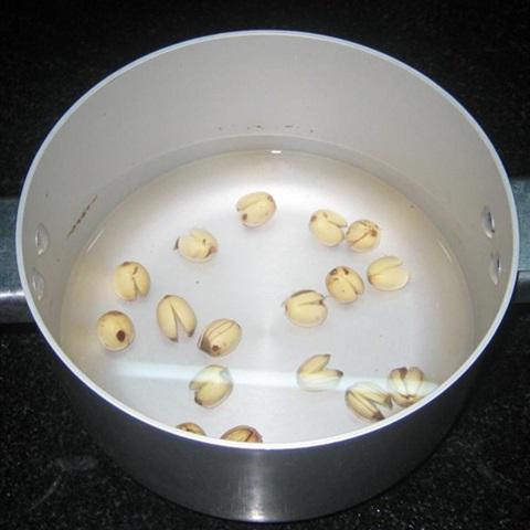 Cách làm chè bột sắn dây hạt sen