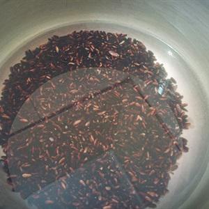 Cách làm chè chuối nếp cẩm tại nhà