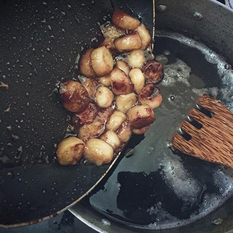 Cách làm chè chuối nếp cẩm tại nhà