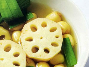 Chè củ sen hầm nước mía thanh mát