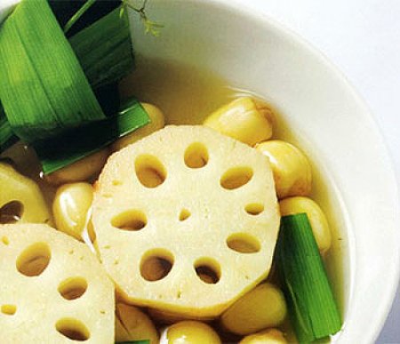 Chè củ sen hầm nước mía