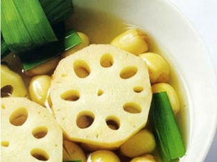 Chè củ sen hầm nước mía