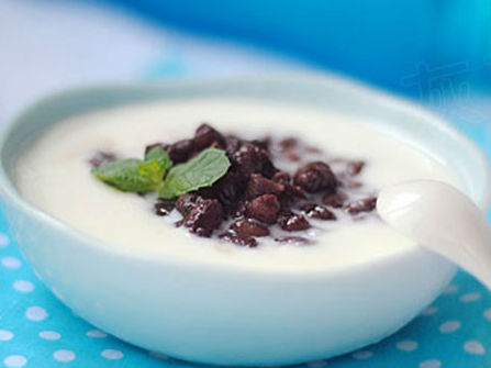 Chè đậu đỏ trộn sữa chua