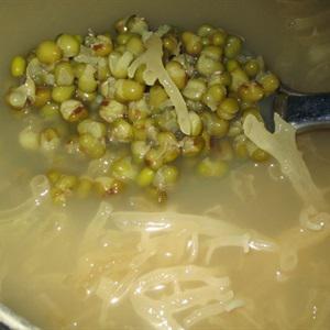 Cách làm chè đậu xanh rong biển chân vịt