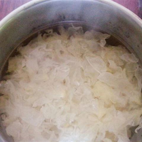 Cách làm chè hạt sen nấm tuyết