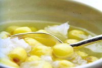 Chè hạt sen nấu nấm tuyết