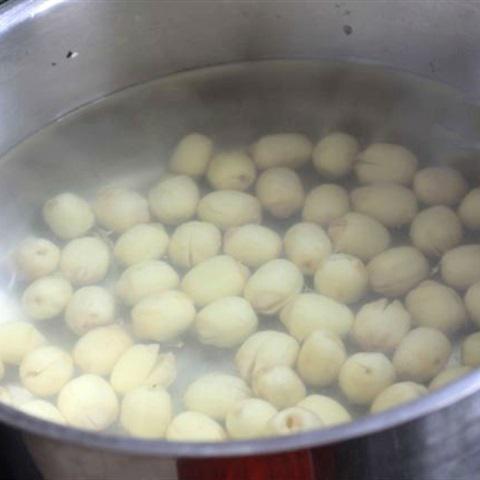 Cách làm chè hạt sen nấu nha đam