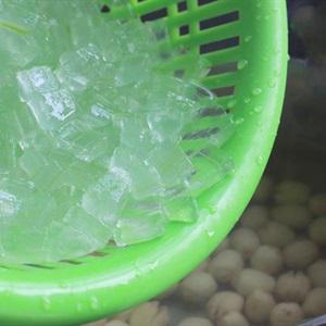 Cách làm chè hạt sen nấu nha đam