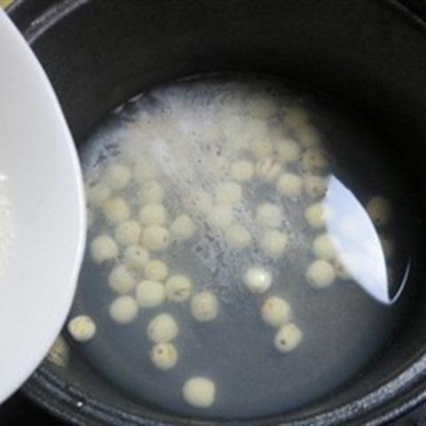 Cách làm chè hạt sen sương sáo