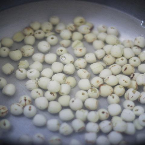 Cách nấu chè hạt sen thạch rau câu