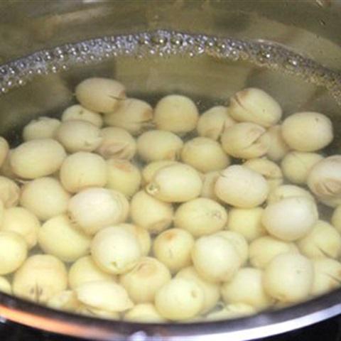 Cách làm chè hạt sen vải thiều và cốm