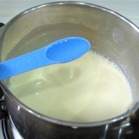 Cách nấu chè khúc bạch ăn kèm vải