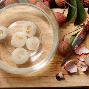 Cách nấu chè khúc bạch ăn kèm vải