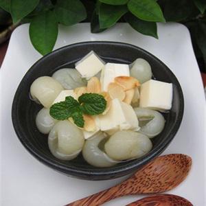 Cách nấu chè khúc bạch ăn kèm vải