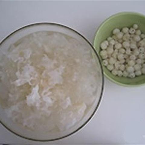 Cách làm chè nấm tuyết hạt sen