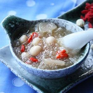Cách làm chè nấm tuyết hạt sen
