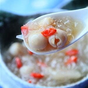 Cách làm chè nấm tuyết hạt sen