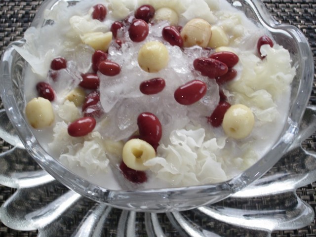 Chè nấm tuyết hạt sen