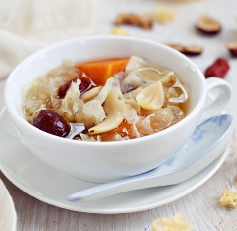 Chè nấm tuyết táo đỏ